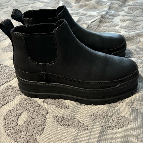 UGG Boots - Picture 1 of 2